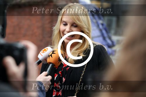 Amsterdam 5 april 2016
Rechtszaak Arrold v d Hurk bijgestaan door Peter Plasman tegen Miljoenenjacht. Linda de Mol werd gehoord als getuige. De dochter van Anita Meijer Patty de Leeuwe was advocaat van Linda.
De rechtszaak was in de rechtbank op de parnassusweg. Xenia Kasper ( manager linda) is er ook bij.
