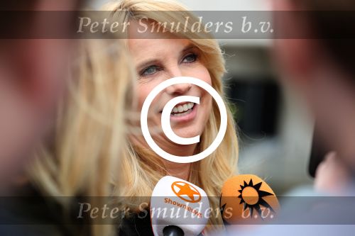 Amsterdam 5 april 2016
Rechtszaak Arrold v d Hurk bijgestaan door Peter Plasman tegen Miljoenenjacht. Linda de Mol werd gehoord als getuige. De dochter van Anita Meijer Patty de Leeuwe was advocaat van Linda.
De rechtszaak was in de rechtbank op de parnassusweg. Xenia Kasper ( manager linda) is er ook bij.
