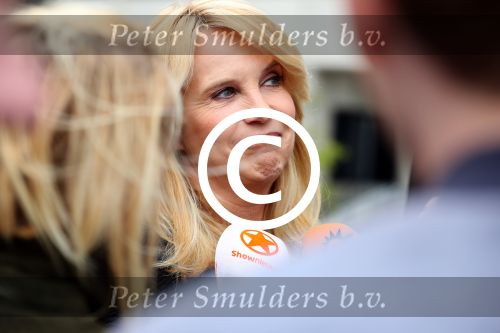 Amsterdam 5 april 2016
Rechtszaak Arrold v d Hurk bijgestaan door Peter Plasman tegen Miljoenenjacht. Linda de Mol werd gehoord als getuige. De dochter van Anita Meijer Patty de Leeuwe was advocaat van Linda.
De rechtszaak was in de rechtbank op de parnassusweg. Xenia Kasper ( manager linda) is er ook bij.