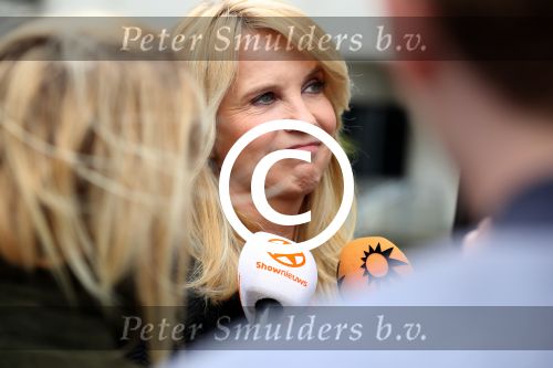 Amsterdam 5 april 2016
Rechtszaak Arrold v d Hurk bijgestaan door Peter Plasman tegen Miljoenenjacht. Linda de Mol werd gehoord als getuige. De dochter van Anita Meijer Patty de Leeuwe was advocaat van Linda.
De rechtszaak was in de rechtbank op de parnassusweg. Xenia Kasper ( manager linda) is er ook bij.