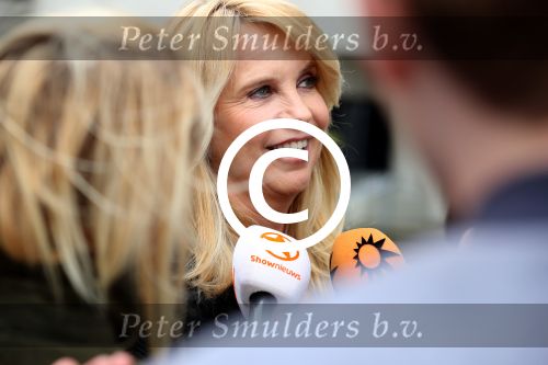 Amsterdam 5 april 2016
Rechtszaak Arrold v d Hurk bijgestaan door Peter Plasman tegen Miljoenenjacht. Linda de Mol werd gehoord als getuige. De dochter van Anita Meijer Patty de Leeuwe was advocaat van Linda.
De rechtszaak was in de rechtbank op de parnassusweg. Xenia Kasper ( manager linda) is er ook bij.