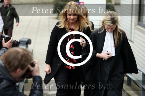 Amsterdam 5 april 2016
Rechtszaak Arrold v d Hurk bijgestaan door Peter Plasman tegen Miljoenenjacht. Linda de Mol werd gehoord als getuige. De dochter van Anita Meijer Patty de Leeuwe was advocaat van Linda.
De rechtszaak was in de rechtbank op de parnassusweg. Xenia Kasper ( manager linda) is er ook bij.