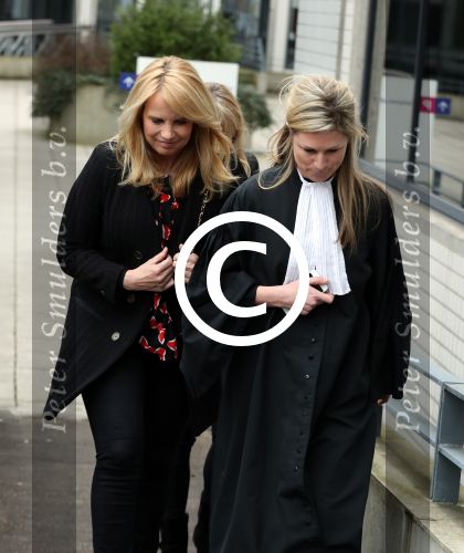 Amsterdam 5 april 2016
Rechtszaak Arrold v d Hurk bijgestaan door Peter Plasman tegen Miljoenenjacht. Linda de Mol werd gehoord als getuige. De dochter van Anita Meijer Patty de Leeuwe was advocaat van Linda.
De rechtszaak was in de rechtbank op de parnassusweg. Xenia Kasper ( manager linda) is er ook bij.