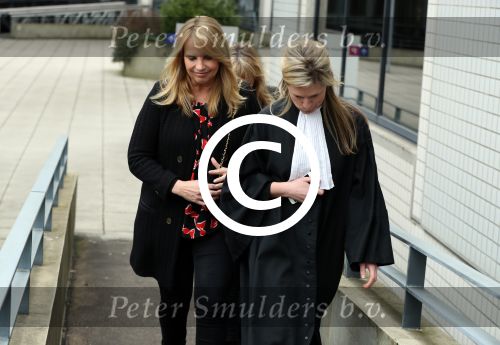 Amsterdam 5 april 2016
Rechtszaak Arrold v d Hurk bijgestaan door Peter Plasman tegen Miljoenenjacht. Linda de Mol werd gehoord als getuige. De dochter van Anita Meijer Patty de Leeuwe was advocaat van Linda.
De rechtszaak was in de rechtbank op de parnassusweg. Xenia Kasper ( manager linda) is er ook bij.