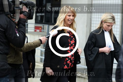 Amsterdam 5 april 2016
Rechtszaak Arrold v d Hurk bijgestaan door Peter Plasman tegen Miljoenenjacht. Linda de Mol werd gehoord als getuige. De dochter van Anita Meijer Patty de Leeuwe was advocaat van Linda.
De rechtszaak was in de rechtbank op de parnassusweg. Xenia Kasper ( manager linda) is er ook bij.