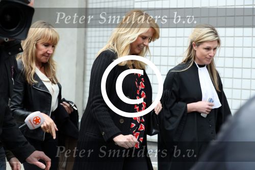 Amsterdam 5 april 2016
Rechtszaak Arrold v d Hurk bijgestaan door Peter Plasman tegen Miljoenenjacht. Linda de Mol werd gehoord als getuige. De dochter van Anita Meijer Patty de Leeuwe was advocaat van Linda.
De rechtszaak was in de rechtbank op de parnassusweg. Xenia Kasper ( manager linda) is er ook bij.