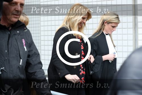Amsterdam 5 april 2016
Rechtszaak Arrold v d Hurk bijgestaan door Peter Plasman tegen Miljoenenjacht. Linda de Mol werd gehoord als getuige. De dochter van Anita Meijer Patty de Leeuwe was advocaat van Linda.
De rechtszaak was in de rechtbank op de parnassusweg. Xenia Kasper ( manager linda) is er ook bij.