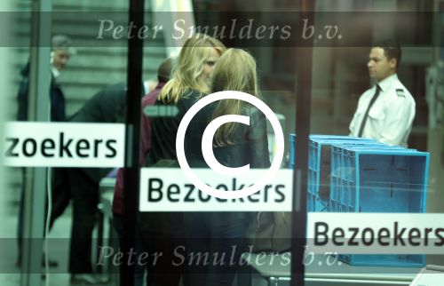 Amsterdam 5 april 2016
Rechtszaak Arrold v d Hurk bijgestaan door Peter Plasman tegen Miljoenenjacht. Linda de Mol werd gehoord als getuige. De dochter van Anita Meijer Patty de Leeuwe was advocaat van Linda.
De rechtszaak was in de rechtbank op de parnassusweg. Xenia Kasper ( manager linda) is er ook bij.