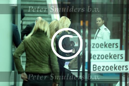 Amsterdam 5 april 2016
Rechtszaak Arrold v d Hurk bijgestaan door Peter Plasman tegen Miljoenenjacht. Linda de Mol werd gehoord als getuige. De dochter van Anita Meijer Patty de Leeuwe was advocaat van Linda.
De rechtszaak was in de rechtbank op de parnassusweg. Xenia Kasper ( manager linda) is er ook bij.