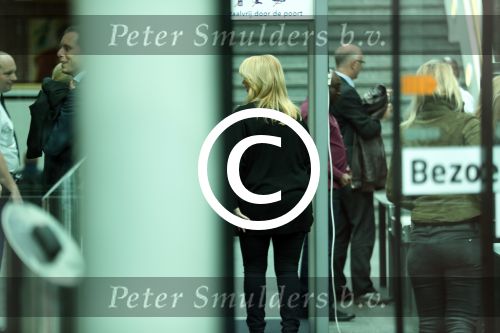 Amsterdam 5 april 2016
Rechtszaak Arrold v d Hurk bijgestaan door Peter Plasman tegen Miljoenenjacht. Linda de Mol werd gehoord als getuige. De dochter van Anita Meijer Patty de Leeuwe was advocaat van Linda.
De rechtszaak was in de rechtbank op de parnassusweg. Xenia Kasper ( manager linda) is er ook bij.