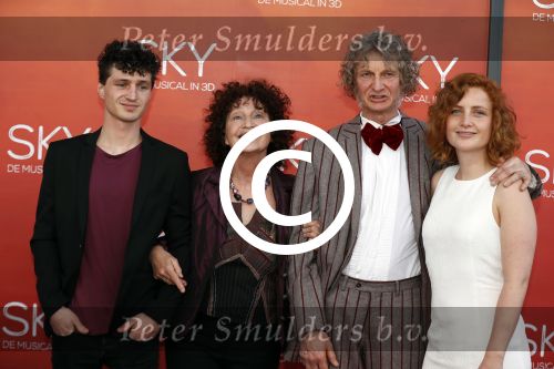 Amsterdam  3 april 2016
Premiere musical Sky in het Amsterdam theater.
ouders Lisse Knaapen