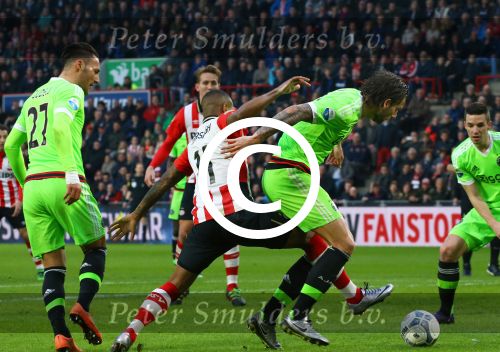 Eindhoven, 20 Maart 2016 Kompetitiewedstrijd PSV-AJAX, eindstand 0-2
Luciano Narsingh in duel met Mitchell Dijks