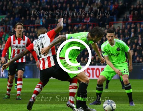 Eindhoven, 20 Maart 2016 Kompetitiewedstrijd PSV-AJAX, eindstand 0-2
Luciano Narsingh in duel met Mitchell Dijks