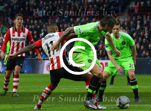 Eindhoven, 20 Maart 2016 Kompetitiewedstrijd PSV-AJAX, eindstand 0-2
Luciano Narsingh in duel met Mitchell Dijks