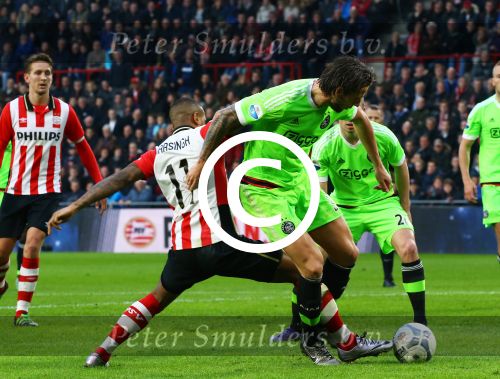 Eindhoven, 20 Maart 2016 Kompetitiewedstrijd PSV-AJAX, eindstand 0-2
Luciano Narsingh in duel met Mitchell Dijks