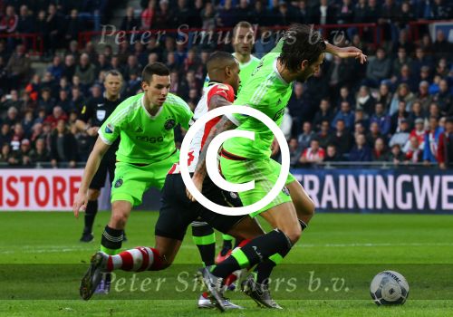 Eindhoven, 20 Maart 2016 Kompetitiewedstrijd PSV-AJAX, eindstand 0-2
Luciano Narsingh in duel met Mitchell Dijks