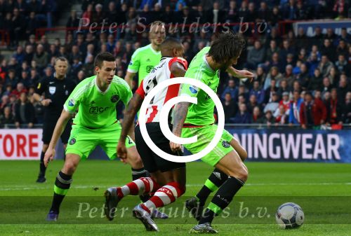 Eindhoven, 20 Maart 2016 Kompetitiewedstrijd PSV-AJAX, eindstand 0-2
Luciano Narsingh in duel met Mitchell Dijks