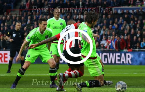 Eindhoven, 20 Maart 2016 Kompetitiewedstrijd PSV-AJAX, eindstand 0-2
Luciano Narsingh in duel met Mitchell Dijks