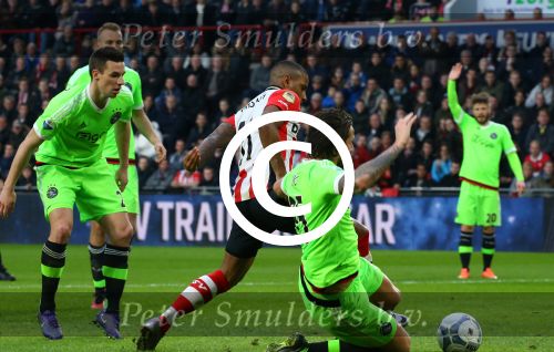 Eindhoven, 20 Maart 2016 Kompetitiewedstrijd PSV-AJAX, eindstand 0-2
Luciano Narsingh in duel met Mitchell Dijks