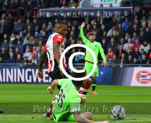 Eindhoven, 20 Maart 2016 Kompetitiewedstrijd PSV-AJAX, eindstand 0-2
Luciano Narsingh in duel met Mitchell Dijks