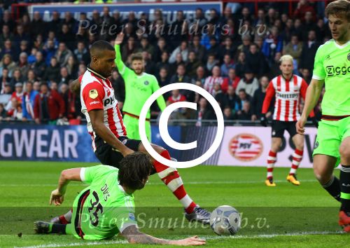 Eindhoven, 20 Maart 2016 Kompetitiewedstrijd PSV-AJAX, eindstand 0-2
Luciano Narsingh in duel met Mitchell Dijks