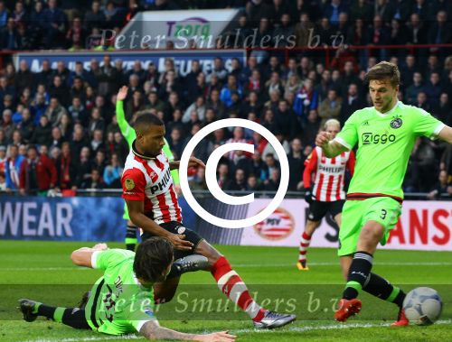 Eindhoven, 20 Maart 2016 Kompetitiewedstrijd PSV-AJAX, eindstand 0-2
Luciano Narsingh in duel met Mitchell Dijks