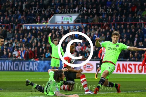 Eindhoven, 20 Maart 2016 Kompetitiewedstrijd PSV-AJAX, eindstand 0-2
Luciano Narsingh in duel met Mitchell Dijks