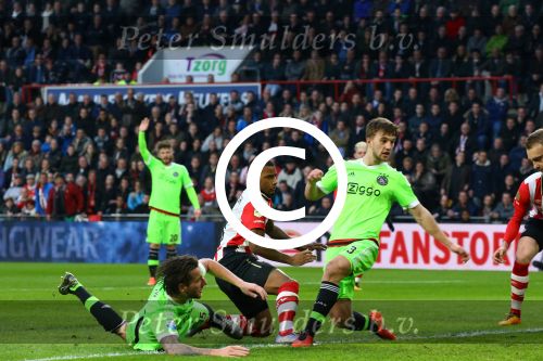Eindhoven, 20 Maart 2016 Kompetitiewedstrijd PSV-AJAX, eindstand 0-2
Luciano Narsingh in duel met Mitchell Dijks