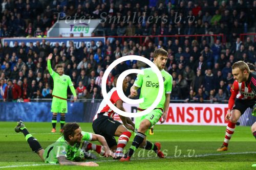 Eindhoven, 20 Maart 2016 Kompetitiewedstrijd PSV-AJAX, eindstand 0-2
Luciano Narsingh in duel met Mitchell Dijks