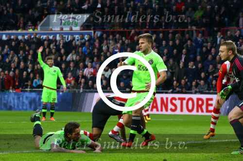 Eindhoven, 20 Maart 2016 Kompetitiewedstrijd PSV-AJAX, eindstand 0-2
Luciano Narsingh in duel met Mitchell Dijks