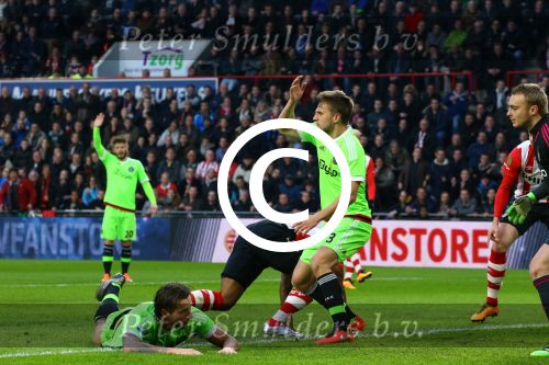 Eindhoven, 20 Maart 2016 Kompetitiewedstrijd PSV-AJAX, eindstand 0-2
Luciano Narsingh in duel met Mitchell Dijks