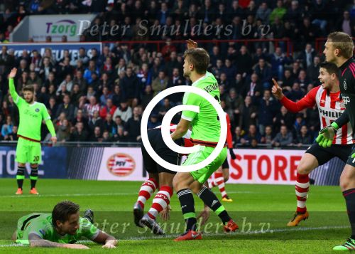 Eindhoven, 20 Maart 2016 Kompetitiewedstrijd PSV-AJAX, eindstand 0-2
Luciano Narsingh in duel met Mitchell Dijks