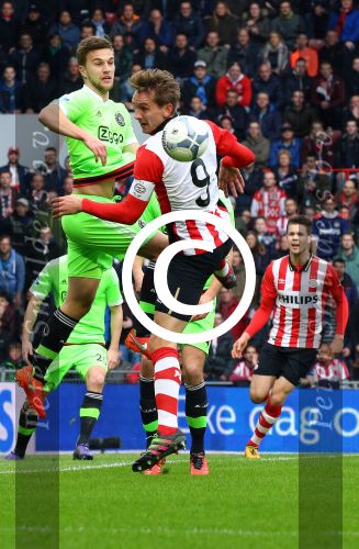 Eindhoven, 20 Maart 2016 Kompetitiewedstrijd PSV-AJAX, eindstand 0-2
Luuk de Jong in duel met Joel Velman