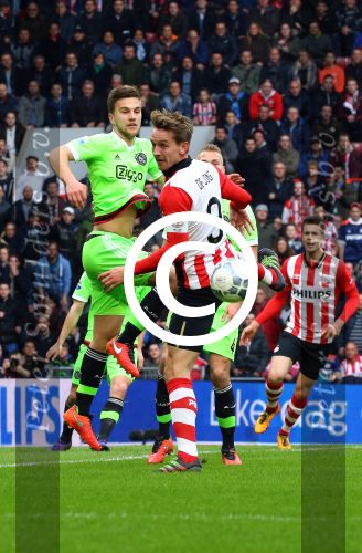 Eindhoven, 20 Maart 2016 Kompetitiewedstrijd PSV-AJAX, eindstand 0-2
Luuk de Jong in duel met Joel Velman