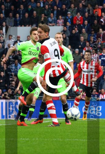 Eindhoven, 20 Maart 2016 Kompetitiewedstrijd PSV-AJAX, eindstand 0-2
Luuk de Jong in duel met Joel Velman