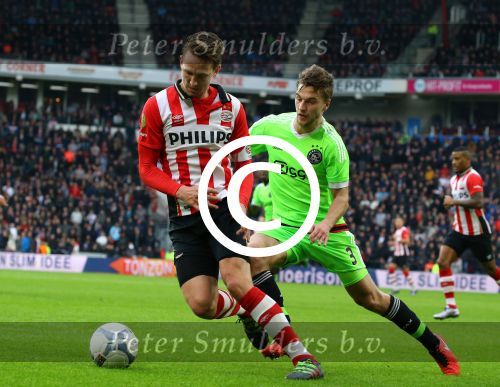 Eindhoven, 20 Maart 2016 Kompetitiewedstrijd PSV-AJAX, eindstand 0-2
Luuk de Jong in duel met Joel Velman