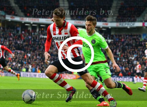 Eindhoven, 20 Maart 2016 Kompetitiewedstrijd PSV-AJAX, eindstand 0-2
Luuk de Jong in duel met Joel Velman
