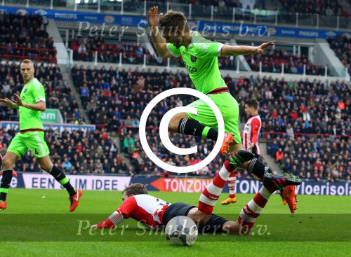 Eindhoven, 20 Maart 2016 Kompetitiewedstrijd PSV-AJAX, eindstand 0-2
Luuk de Jong in duel met Joel Velman