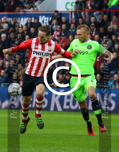 Eindhoven, 20 Maart 2016 Kompetitiewedstrijd PSV-AJAX, eindstand 0-2
Luuk de Jong in duel met Mike v d Hoorn