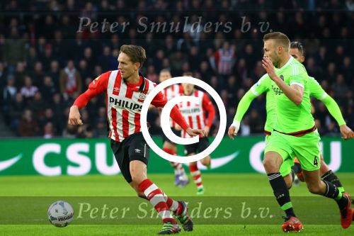 Eindhoven, 20 Maart 2016 Kompetitiewedstrijd PSV-AJAX, eindstand 0-2
Luuk de Jong in duel met Mike v d Hoorn