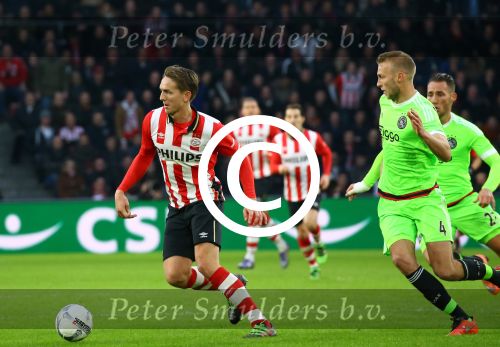 Eindhoven, 20 Maart 2016 Kompetitiewedstrijd PSV-AJAX, eindstand 0-2
Luuk de Jong in duel met Mike v d Hoorn