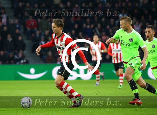 Eindhoven, 20 Maart 2016 Kompetitiewedstrijd PSV-AJAX, eindstand 0-2
Luuk de Jong in duel met Mike v d Hoorn
