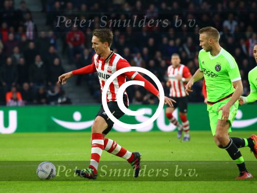 Eindhoven, 20 Maart 2016 Kompetitiewedstrijd PSV-AJAX, eindstand 0-2
Luuk de Jong in duel met Mike v d Hoorn