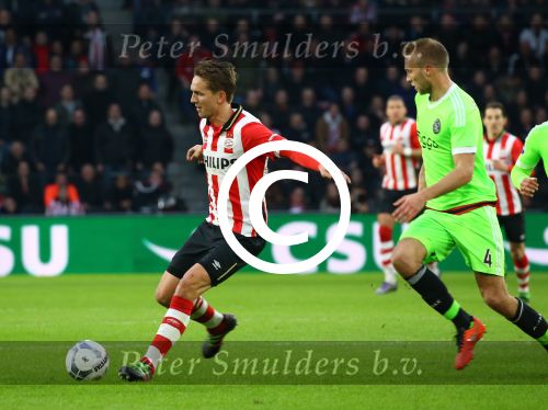 Eindhoven, 20 Maart 2016 Kompetitiewedstrijd PSV-AJAX, eindstand 0-2
Luuk de Jong in duel met Mike v d Hoorn