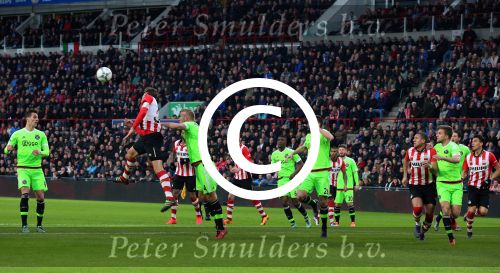 Eindhoven, 20 Maart 2016 Kompetitiewedstrijd PSV-AJAX, eindstand 0-2
Luuk de Jong in duel met Mike v d Hoorn