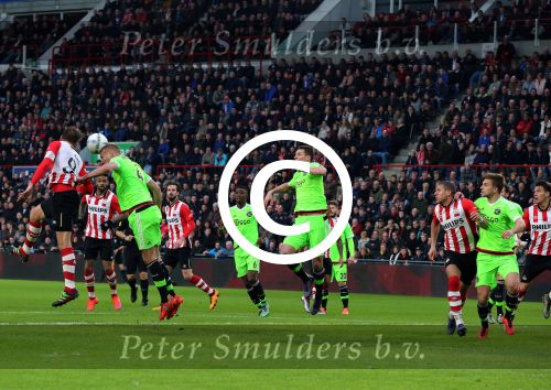 Eindhoven, 20 Maart 2016 Kompetitiewedstrijd PSV-AJAX, eindstand 0-2
Luuk de Jong in duel met Mike v d Hoorn