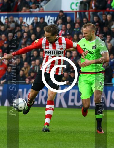 Eindhoven, 20 Maart 2016 Kompetitiewedstrijd PSV-AJAX, eindstand 0-2
Luuk de Jong in duel met Mike v d Hoorn