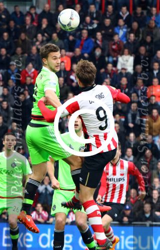 Eindhoven, 20 Maart 2016
Kompetitiewedstrijd PSV-AJAX, eindstand 0-2
Luuk de Jong in duel met Mitchell Dijks