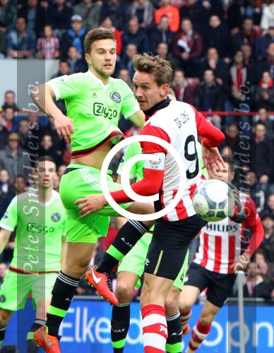 Eindhoven, 20 Maart 2016
Kompetitiewedstrijd PSV-AJAX, eindstand 0-2
Luuk de Jong in duel met Mitchell Dijks