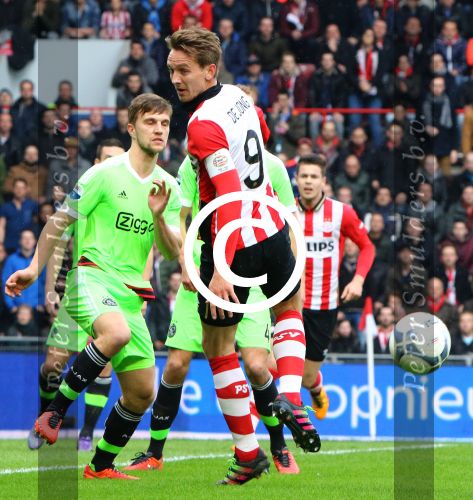 Eindhoven, 20 Maart 2016
Kompetitiewedstrijd PSV-AJAX, eindstand 0-2
Luuk de Jong in duel met Mitchell Dijks